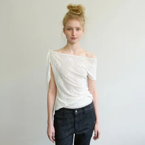 아옵트 SHEER FLORAL ONE-SHOULDER TOP