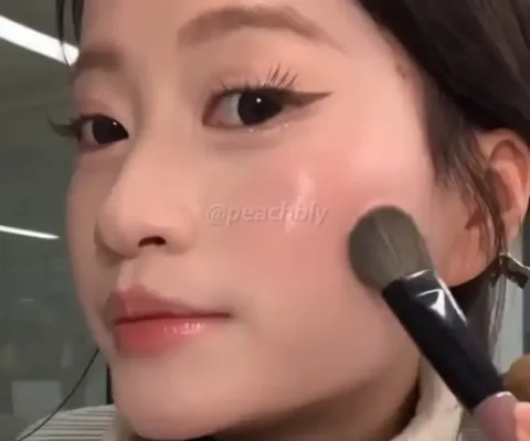 16. 승무원 블러셔